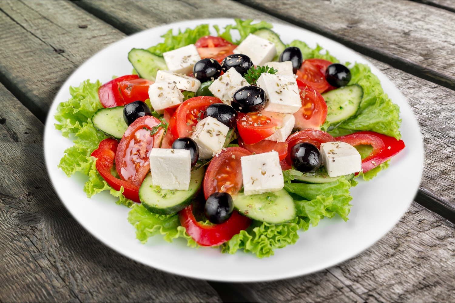 Griechischer Salat mit frischen Zutaten